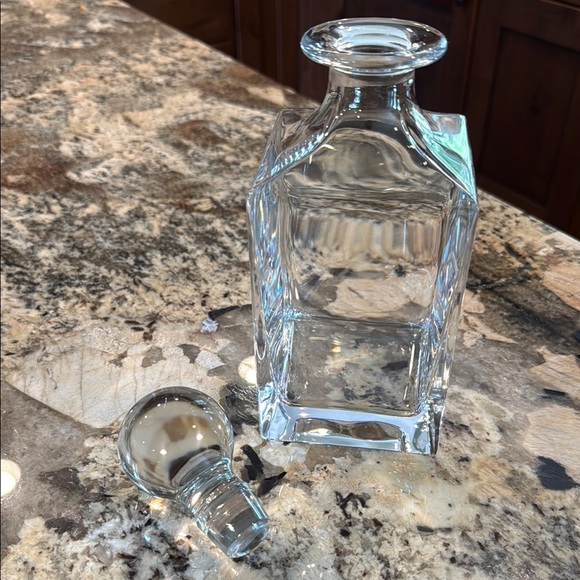 Tiffany & Co. Classic Square Decanter
in Crystal Glass. - Picture 2 of 3